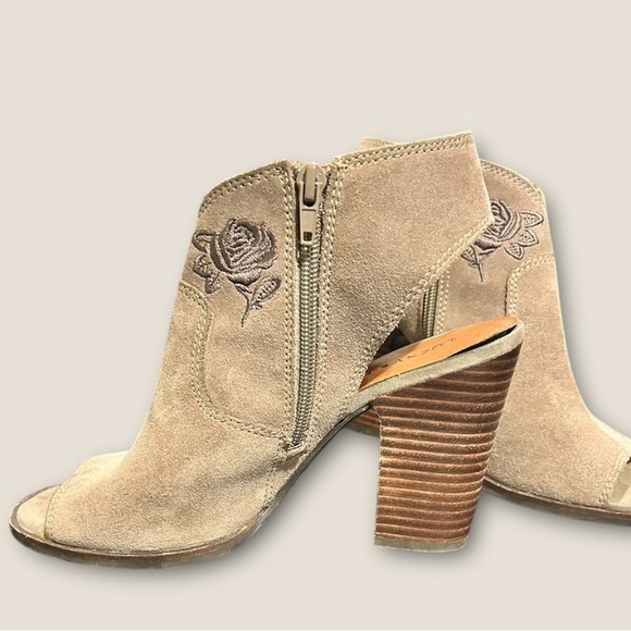 Lucky Brand Listana Heel Sandals Taupe Suede Peep Toe Block Slingback Size 7.5 - Picture 3 of 11